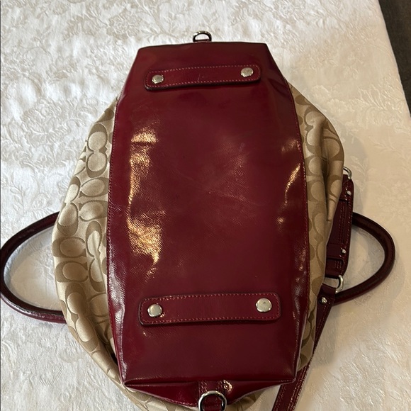 Coach Ashley Signature bag 
1 call out discoloration back of shoulder strap - Picture 10 of 11